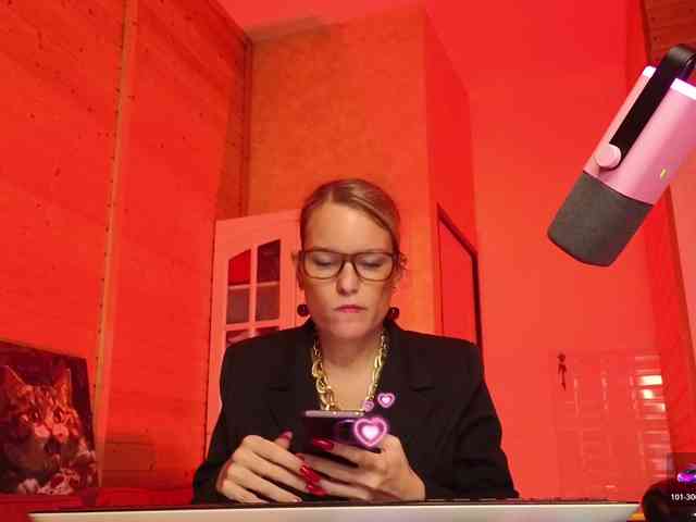 Findom_Lady_Shine webcam