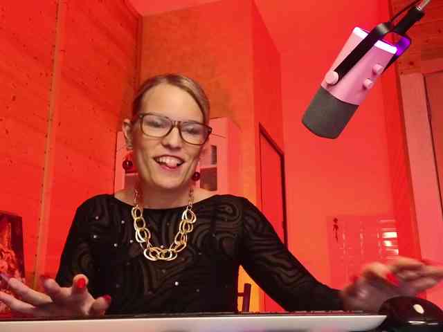 Findom_Lady_Shine webcam