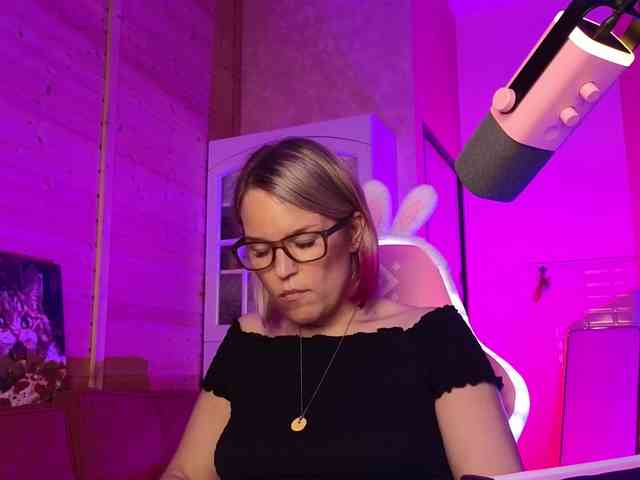 Findom_Lady_Shine webcam