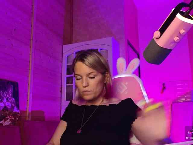 Findom_Lady_Shine webcam