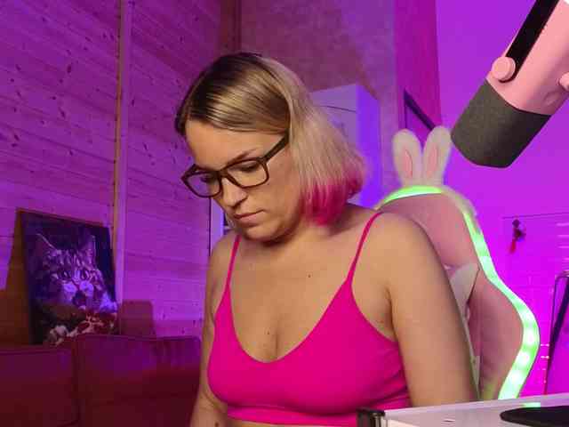 Findom_Lady_Shine webcam