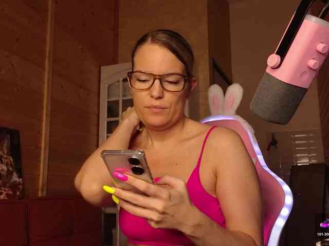 Findom_Lady_Shine webcam