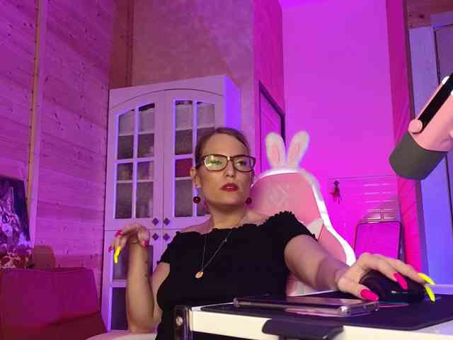 Findom_Lady_Shine webcam
