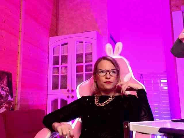 sweeteve050 Live Webcam on BongaCams