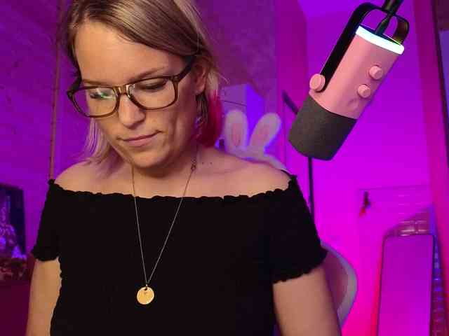Findom_Lady_Shine webcam