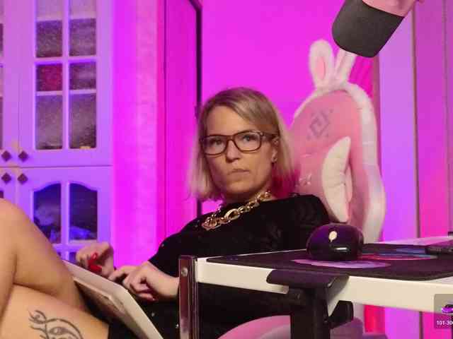Findom_Lady_Shine webcam