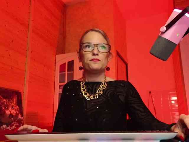 Findom_Lady_Shine webcam