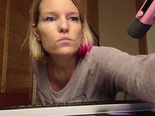 Findom_Lady_Shine webcam