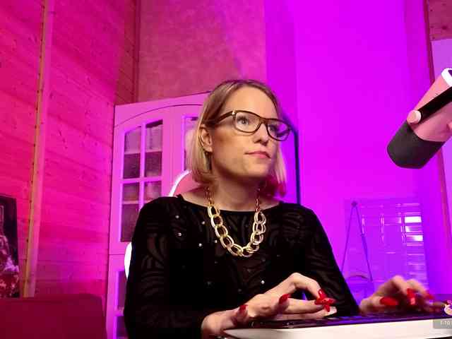 Findom_Lady_Shine webcam