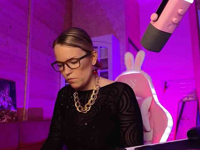 Findom_Lady_Shine webcam