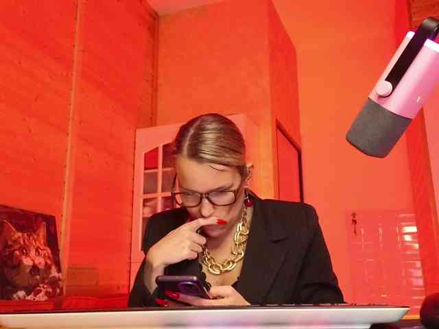 Findom_Lady_Shine webcam