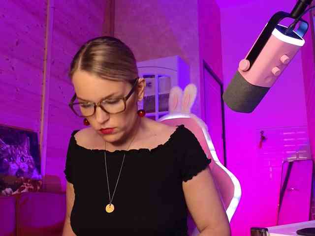Findom_Lady_Shine webcam