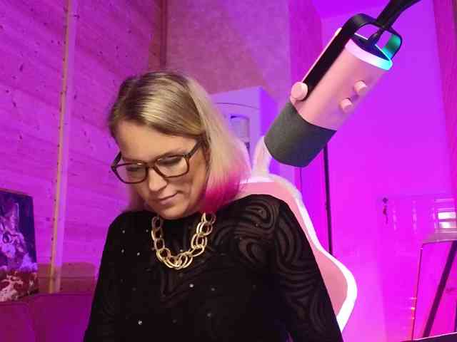 Findom_Lady_Shine webcam
