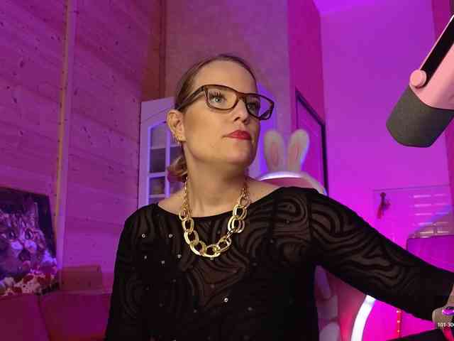 Findom_Lady_Shine webcam