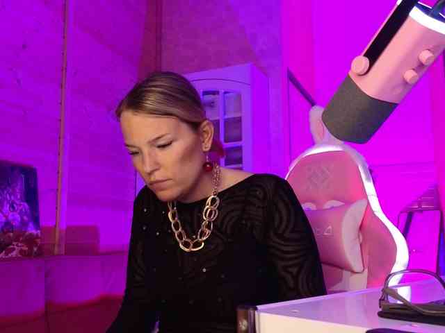 Findom_Lady_Shine webcam