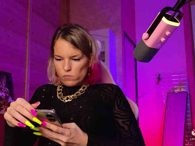 Findom_Lady_Shine webcam