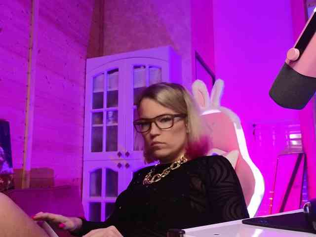 Findom_Lady_Shine webcam