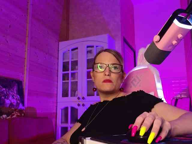 Findom_Lady_Shine webcam