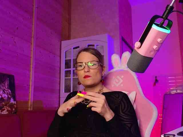 Findom_Lady_Shine webcam
