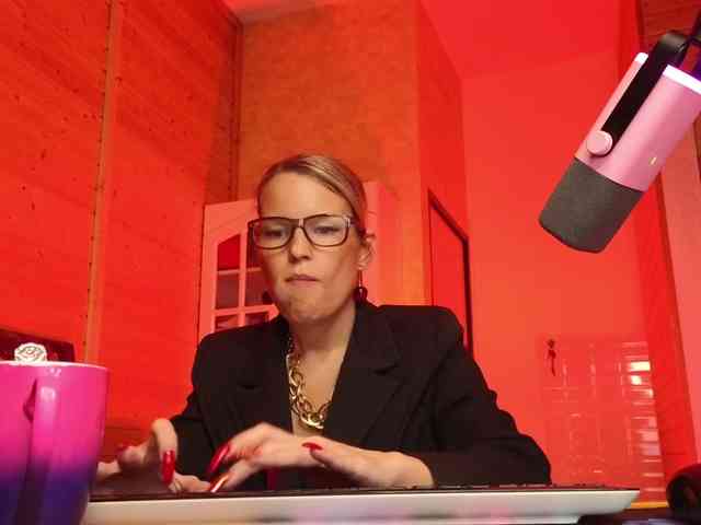 Findom_Lady_Shine webcam