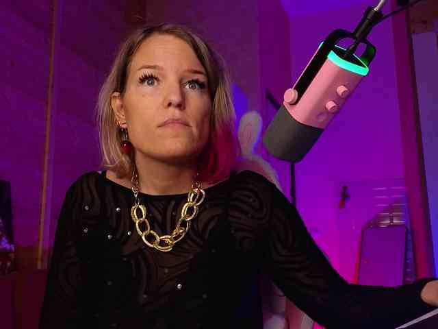 Findom_Lady_Shine webcam