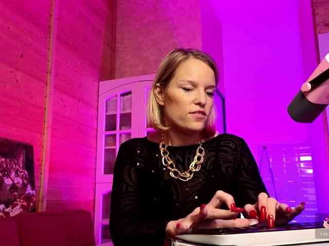 Findom_Lady_Shine webcam