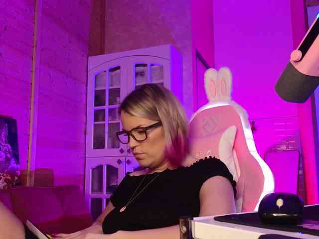 Findom_Lady_Shine webcam