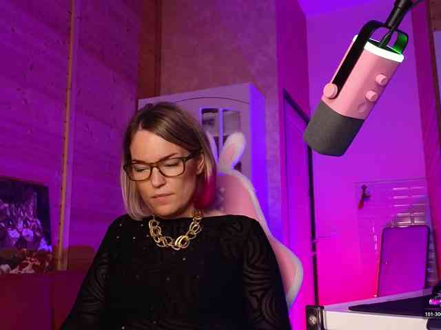 Findom_Lady_Shine webcam