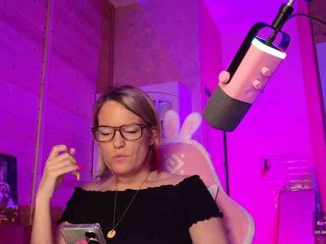 Findom_Lady_Shine webcam
