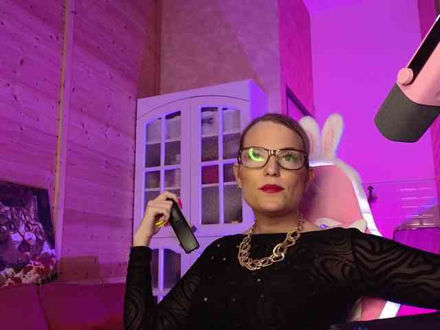 Findom_Lady_Shine webcam