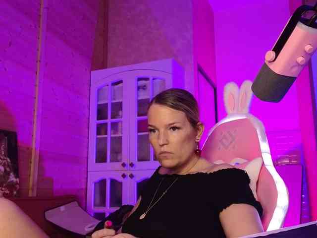Findom_Lady_Shine webcam