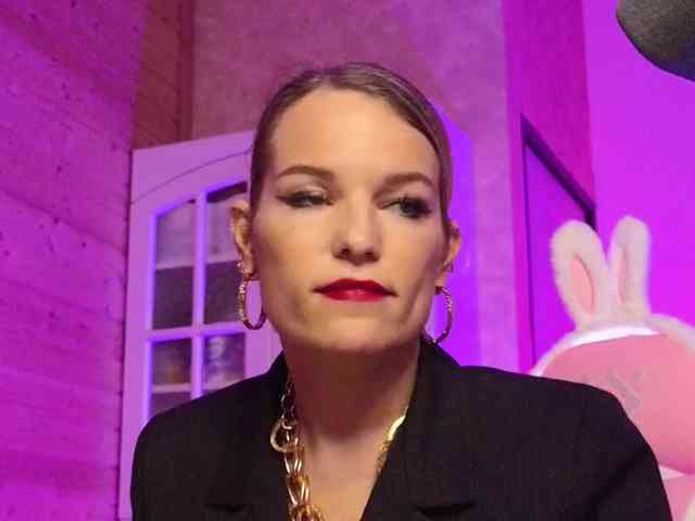 Findom_Lady_Shine webcam