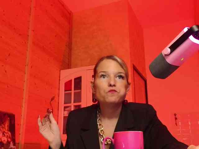 Findom_Lady_Shine webcam