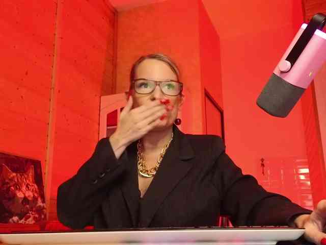 Findom_Lady_Shine webcam