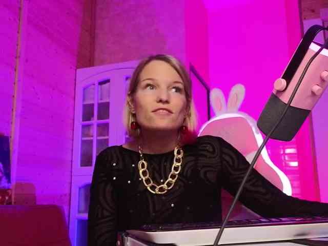 Findom_Lady_Shine webcam