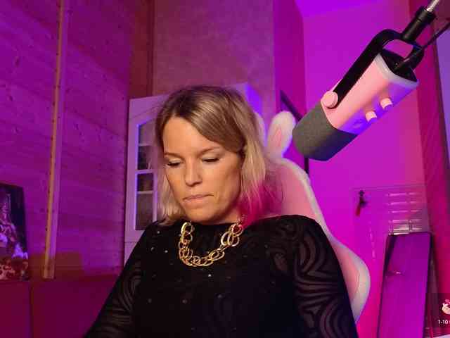 Findom_Lady_Shine webcam
