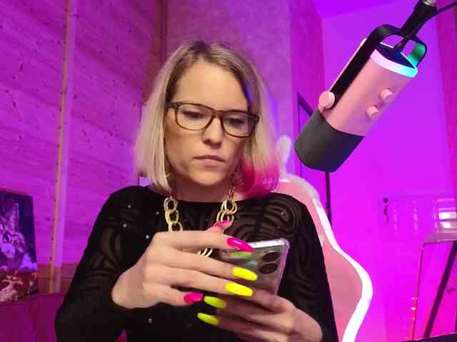 Findom_Lady_Shine webcam
