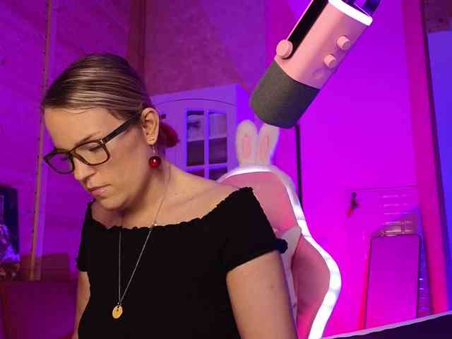 Findom_Lady_Shine webcam