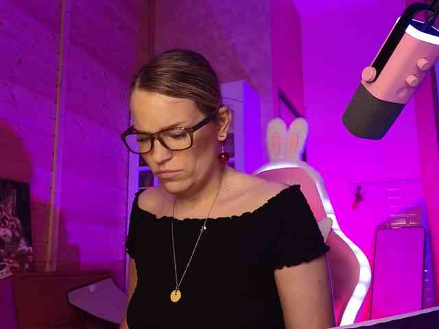 Findom_Lady_Shine webcam
