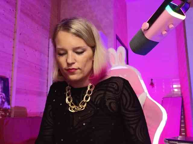 Findom_Lady_Shine webcam