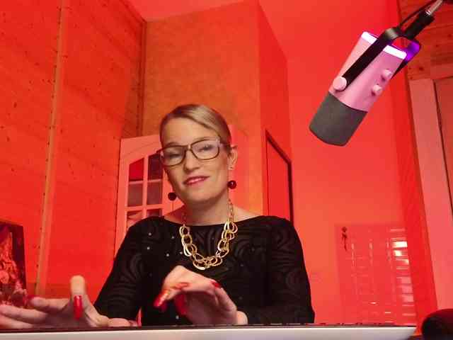 Findom_Lady_Shine webcam