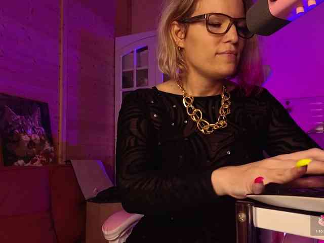 Findom_Lady_Shine webcam