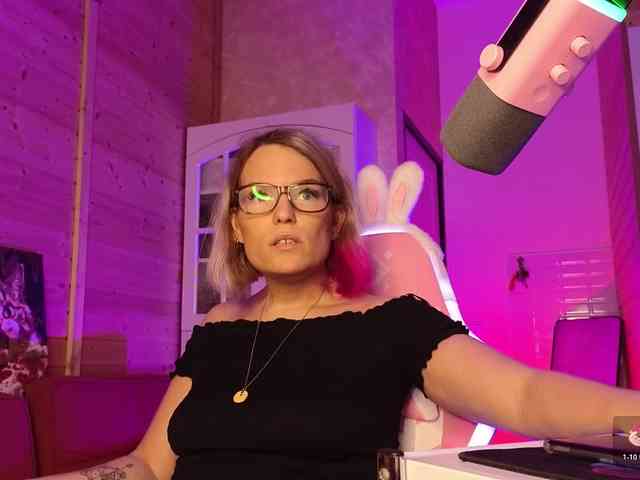 Findom_Lady_Shine webcam