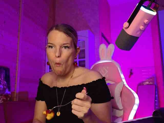 Findom_Lady_Shine webcam