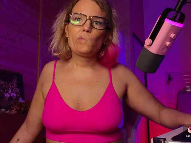 Findom_Lady_Shine webcam
