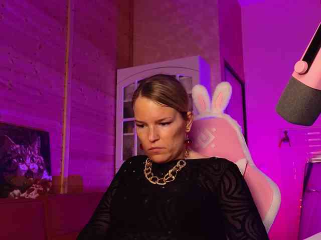 Findom_Lady_Shine webcam