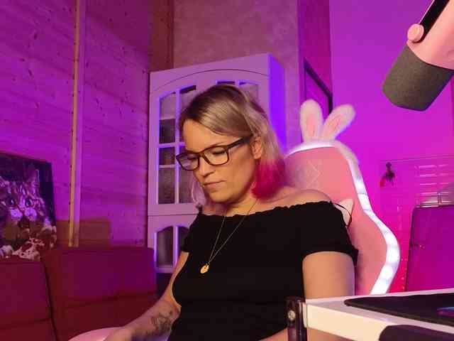 Findom_Lady_Shine webcam