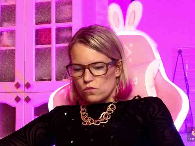 Findom_Lady_Shine webcam