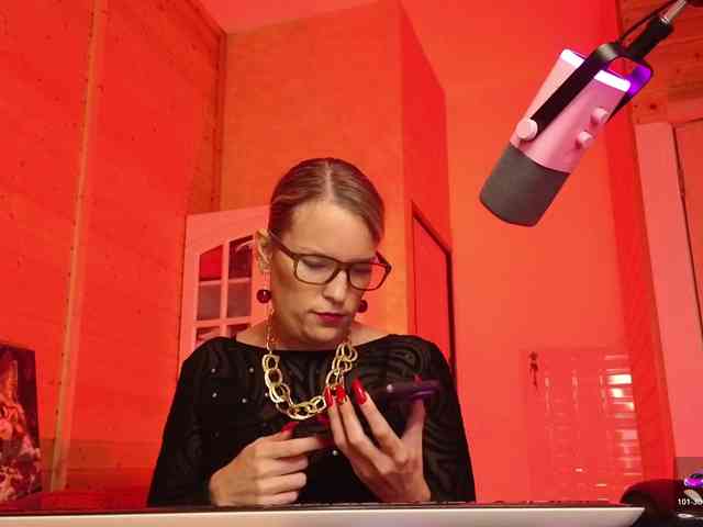 Findom_Lady_Shine webcam