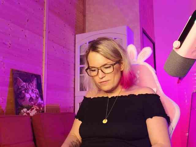 Findom_Lady_Shine webcam